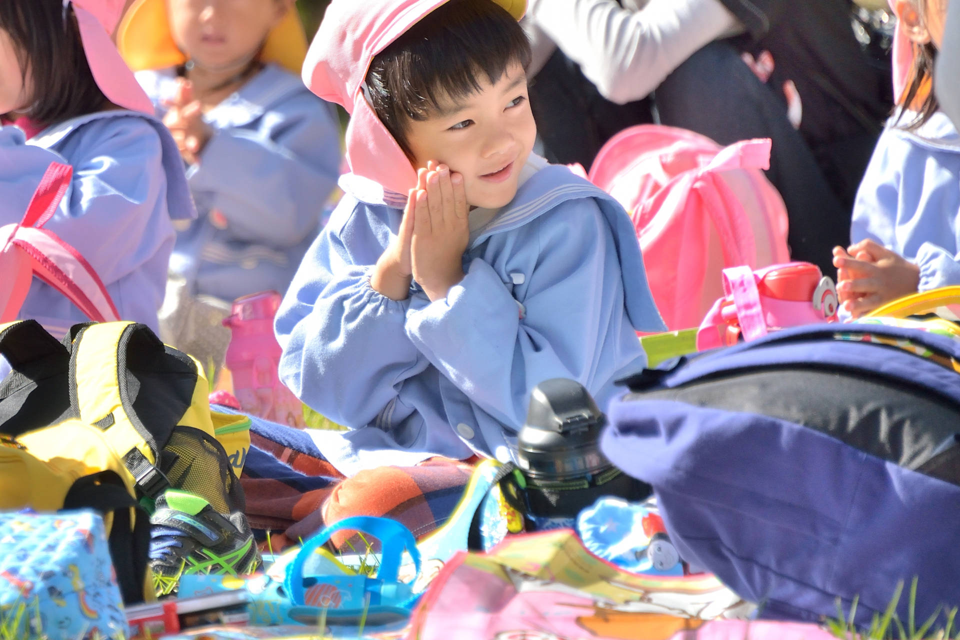 学校行事で遠足に行っているイメージ画像