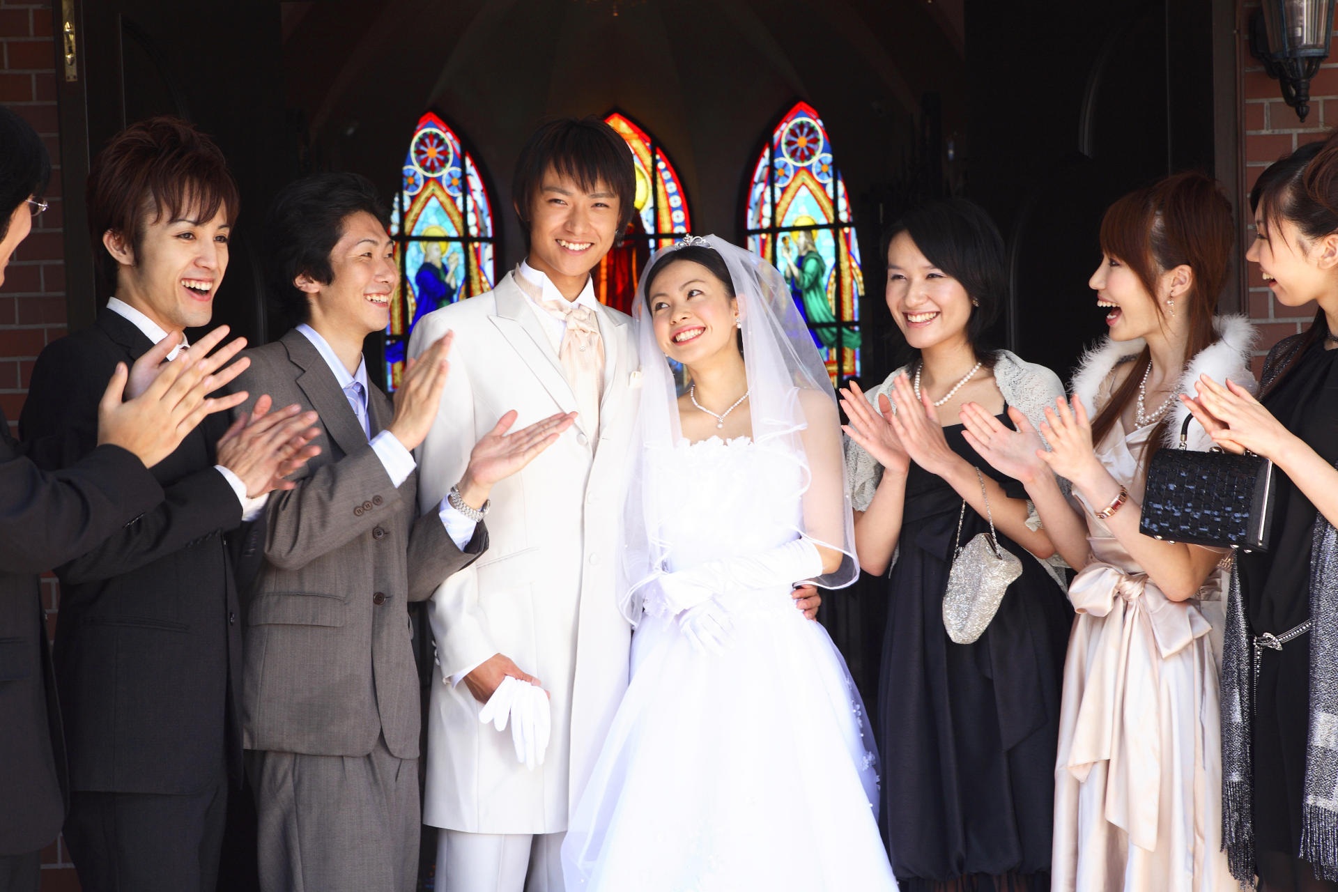 新婚の夫婦のイメージ画像